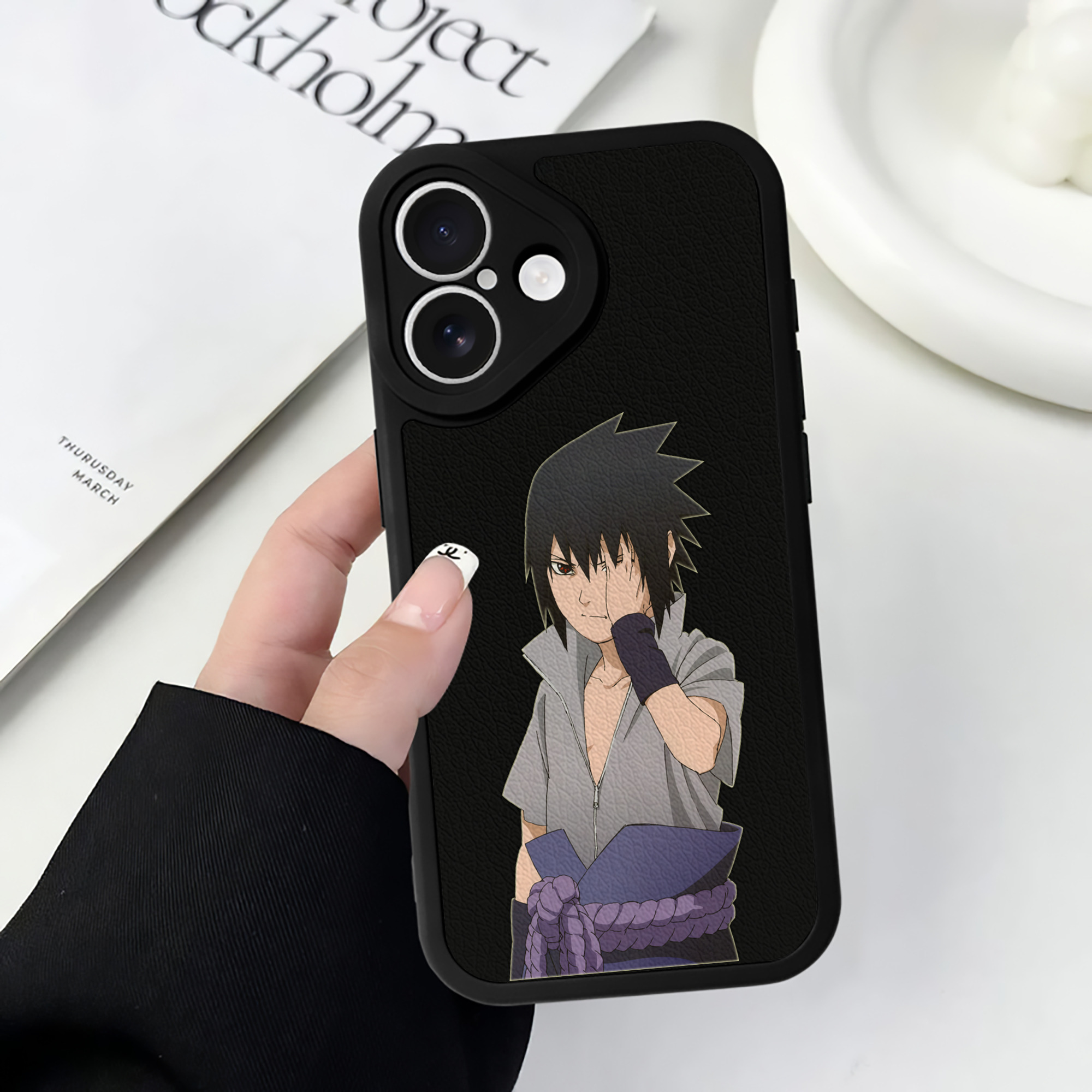 （画像用） NARUTO -ナルト- うちは サスケ Uchiha Sasuke 【iPhone 16シリーズ対応】シリコンスマホケース（レザー調） 材質：シリコン